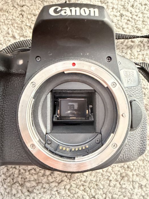Vendo canon 750d (inclui bolsa + carregador de baterias + 2 lentes)