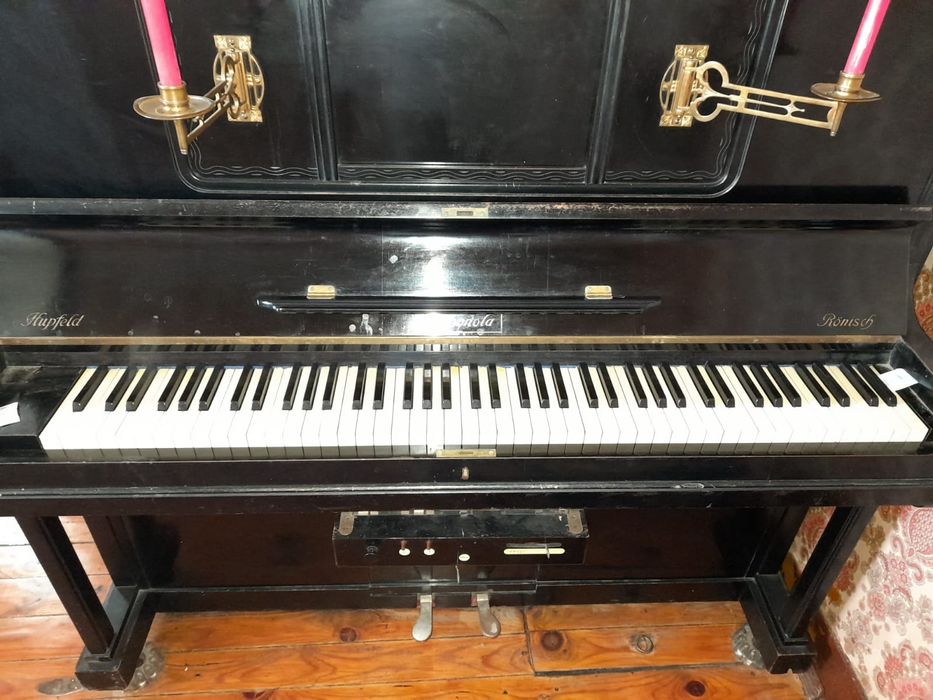 Pianola Karl Ronisch de 1870 + rolos de piano+ banco
