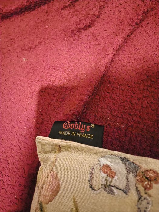 Boneca de porcelana com almofada de ursinho  dela