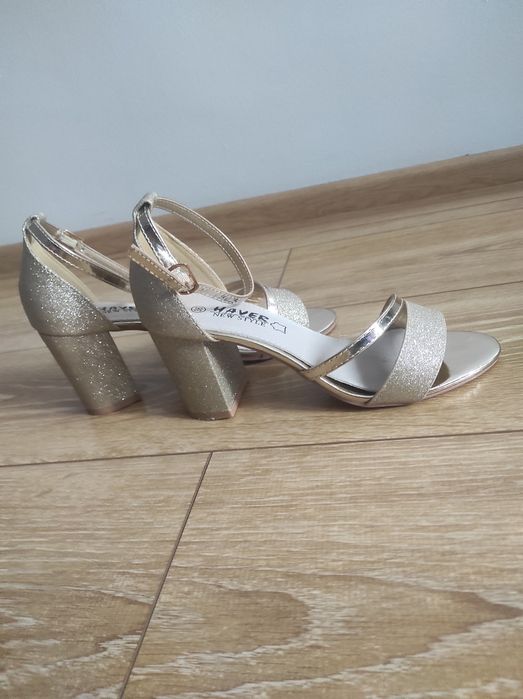 Sprzedam złote sandałki na obcasie