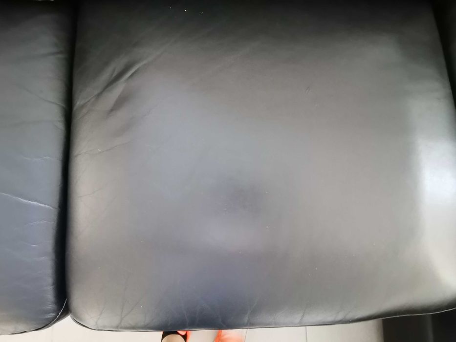 Sofá de pele sintética usado, mas está como novo.