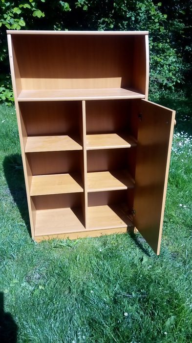 Dwie szafki stara i współczesna