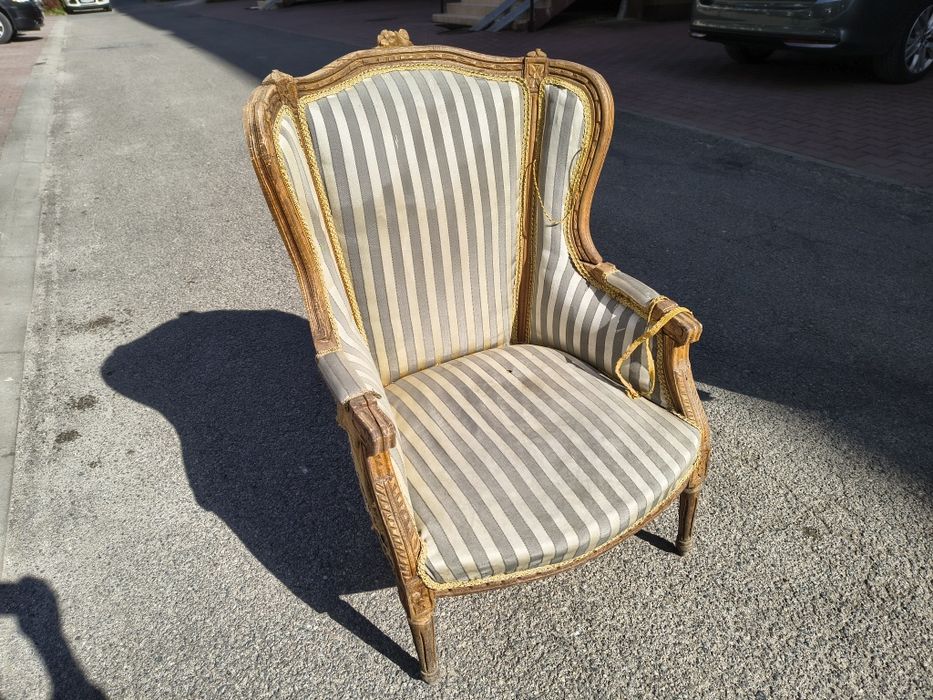 Stary fotel zabytkowy