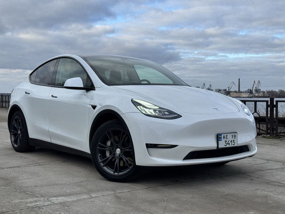 Tesla y, в гарному стані