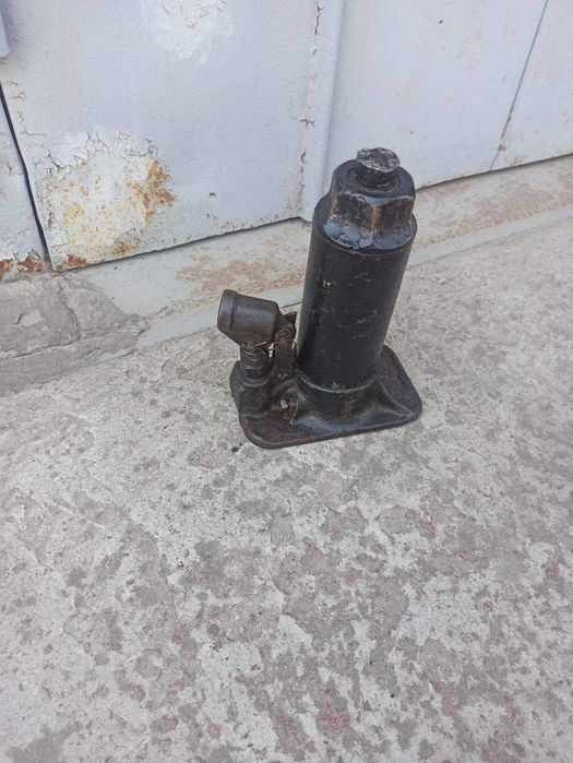 Домкрат гідравлічний 2т. 5т. 300грн.