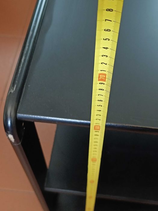 Mesa antiga com rodas