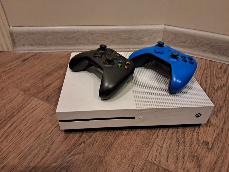 Консоль Xbox one s 1 терабайт з двома контролерами!