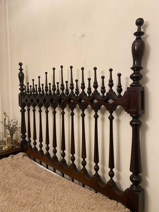 Mobília completa de quarto cama de casal, roupeiro, cómoda, e cadeiras