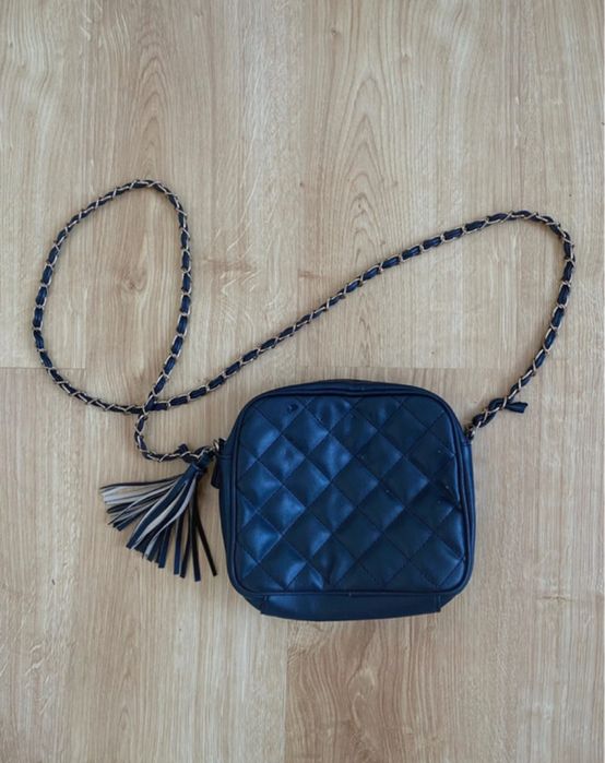 Czarna pikowana mała torebka torba na ramię ze złotem z frędzlem House