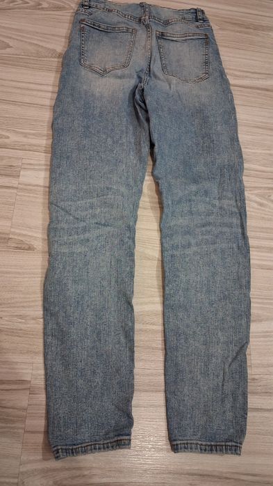 Niebieskie jeansy rurki