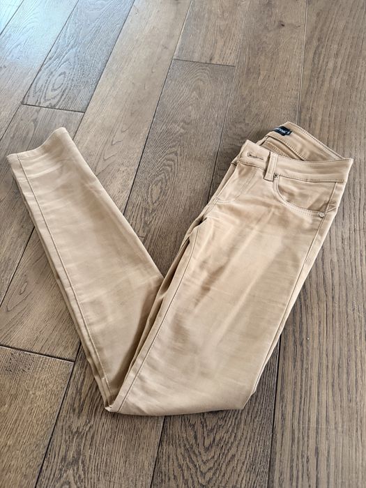 Stylowe spodnie w kolorze camelowym – idealne na co dzień i do pracy!