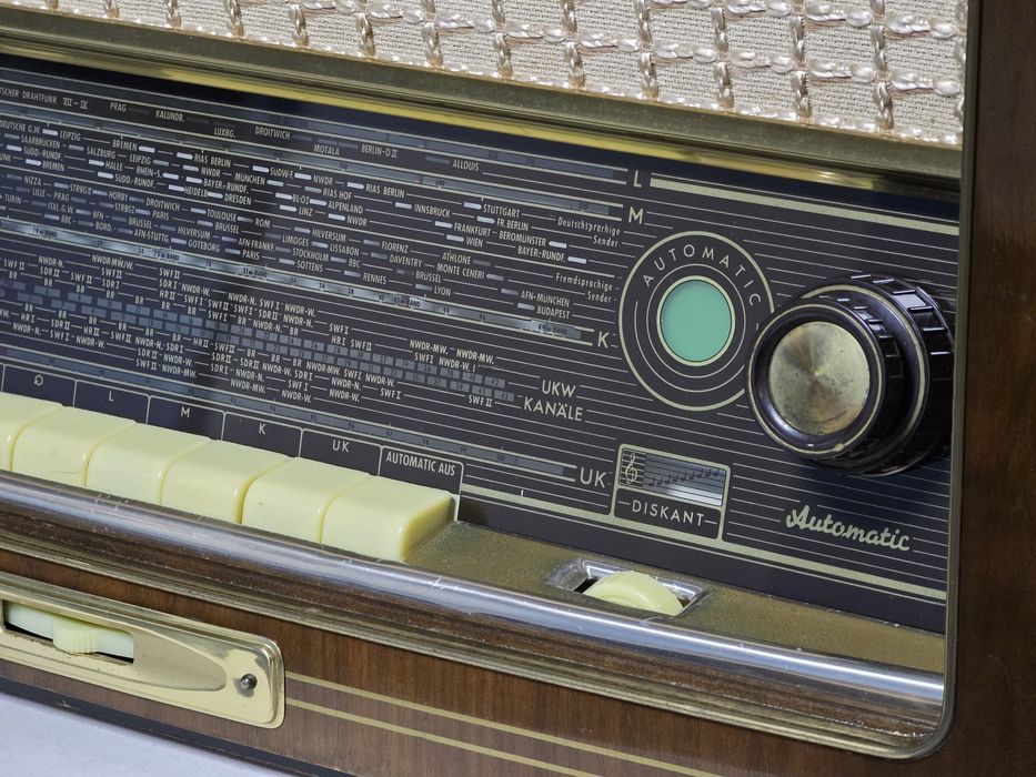 Rádio antigo reparado SABA