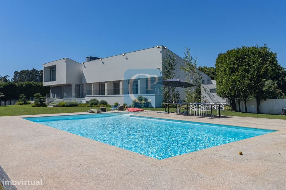 Moradia V5 com piscina e jardim, em Nogueira na Maia