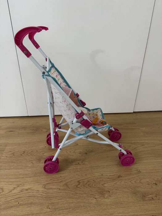 Carrinho de bebé Nenuco com um bebé