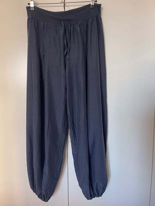 Conjunto de duas peças: Calças harém em seda e blusa de malha com lantejoulas
