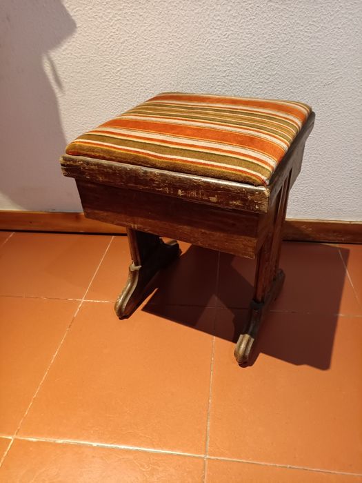 Banco de costura marca Singer