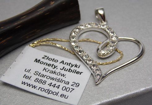 Srebrny wisior serce z kryształkami.