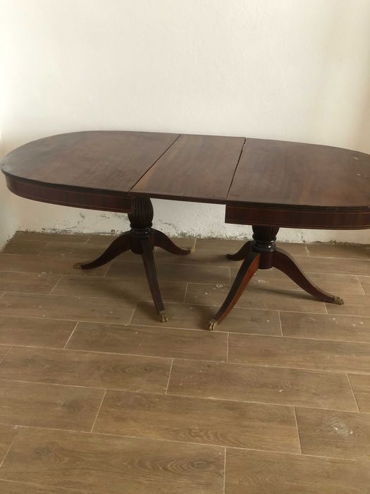 Móvel e mesa de sala de jantar