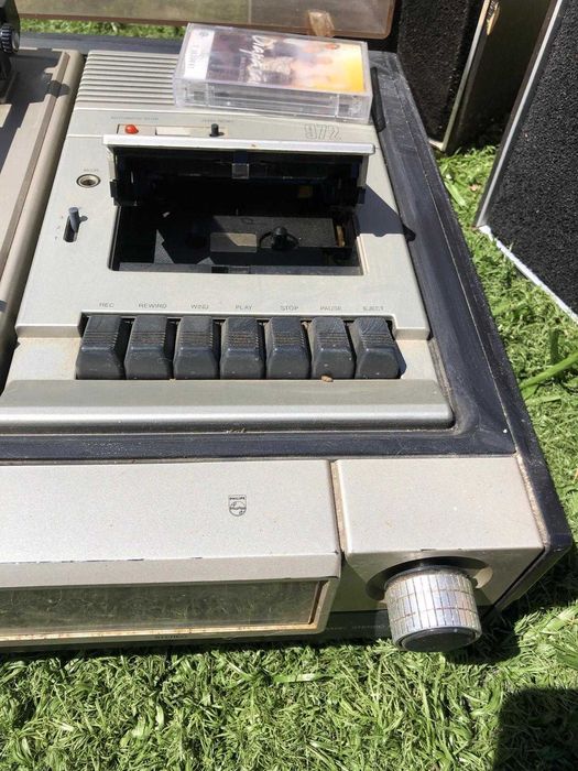 Gira discos com duas colunas.