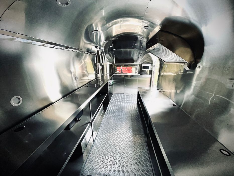 Nowa przyczepa gastronomiczna Shine Summer S black 5,5m food truck