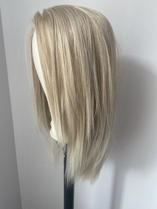 Peruka syntetyczna full lace front . Chlodny blond baleyage