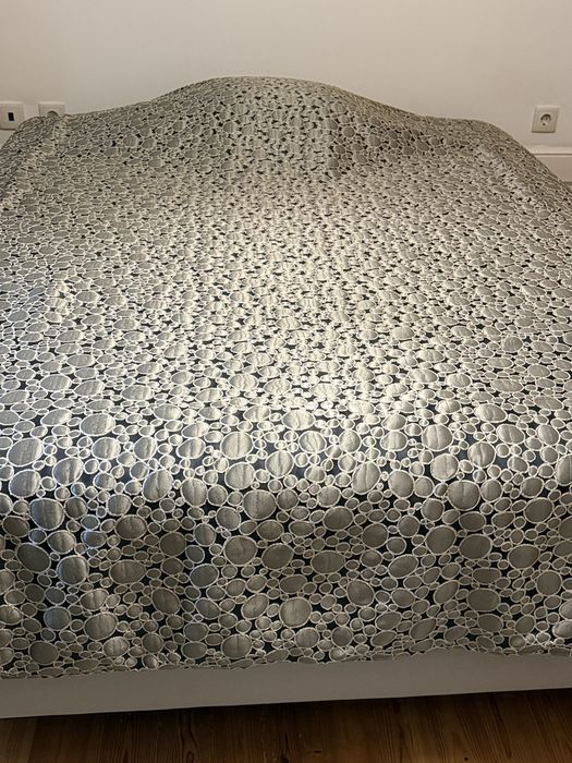 Cortinados e colcha de cama modernos