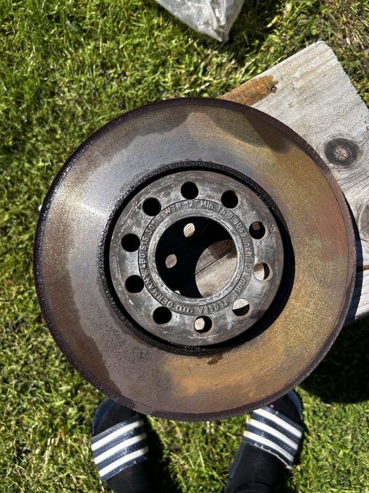 Тормозний диск передній Audi Passat Volkswagen A4 A6