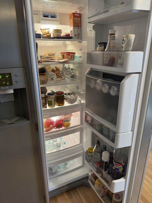 Duza lodowka z kostkarka i barkiem LG