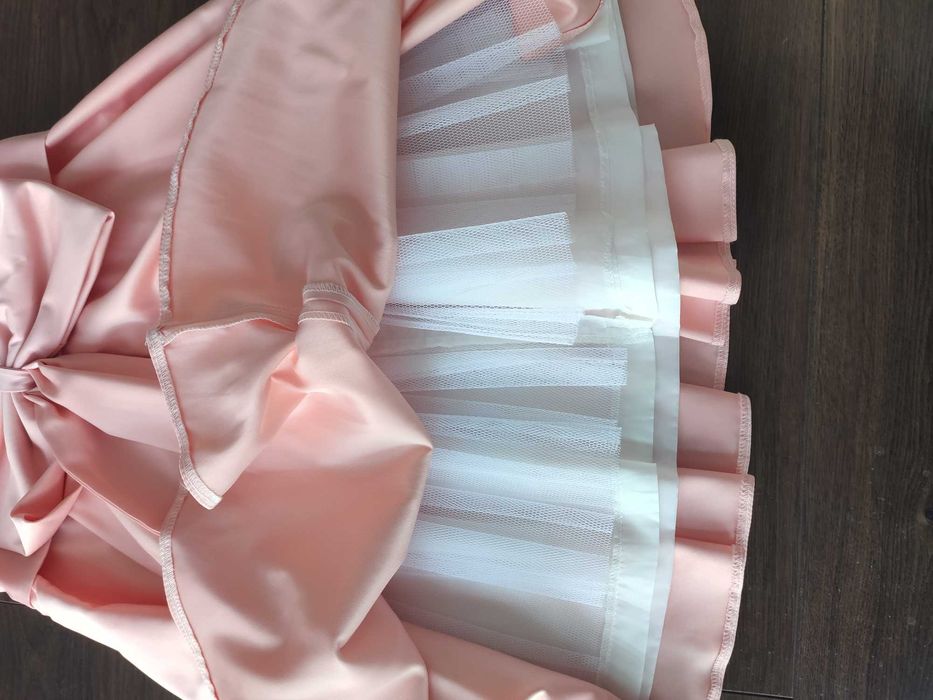 Elegancka sukienka z kokardą