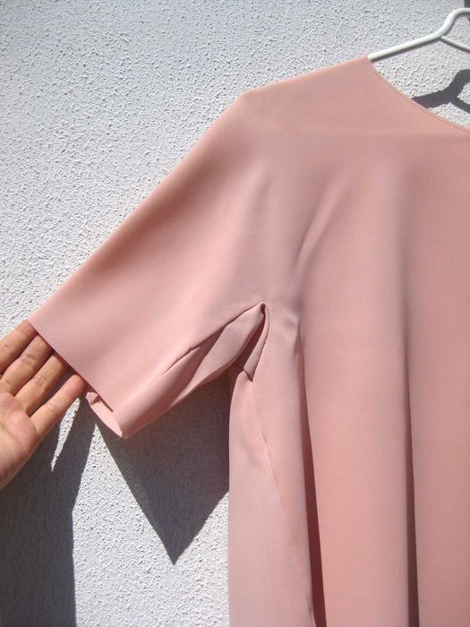 Интересная розовая удлинённая блуза туника с воланами COS