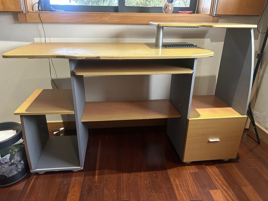 Secretária castanha e cinzenta