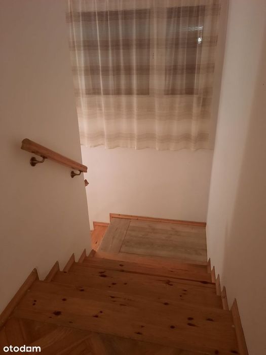Urokliwy cichy przestronny dom wolnostojący, duży garaż oraz działki.