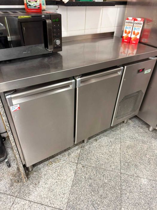 Bancada de inox refrigerada com duas portas