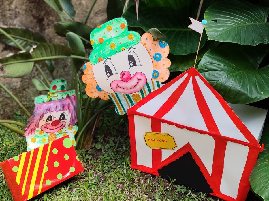 Palhaços e tenda de circo