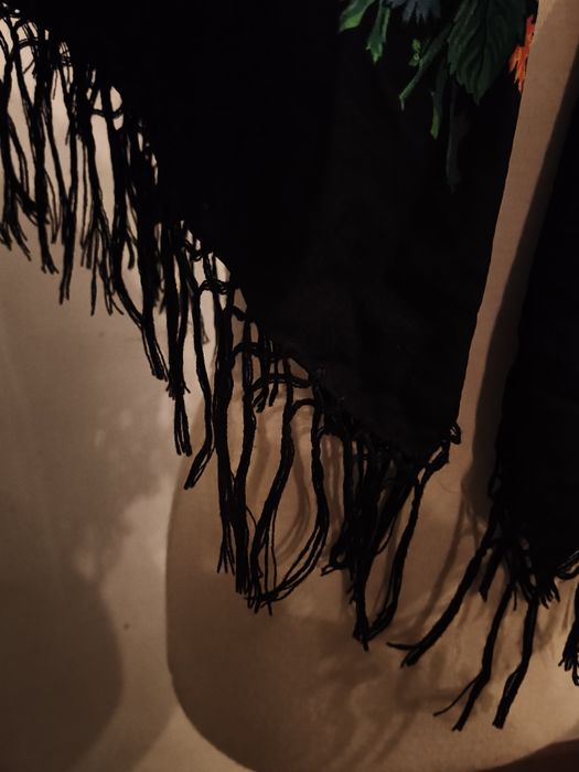 Stara chusta w róże z frędzlami 183