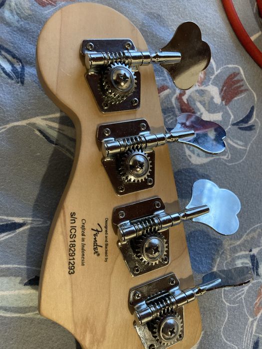 Baixo eletrico squier 4c