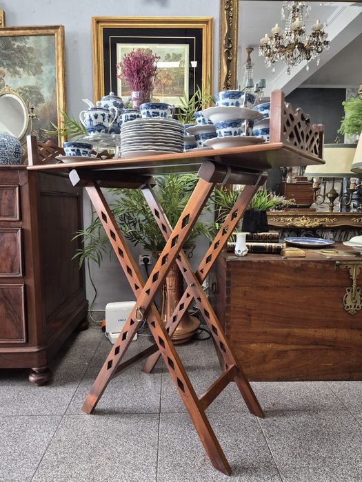 Mesa de apoio dobrável com tabuleiro removível.