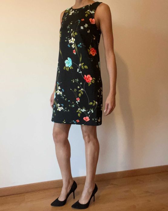 Vestido Preto com Detalhes Florais