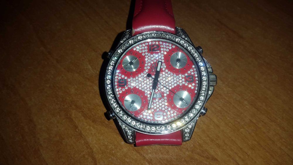 Часы женские со стразами от бренда Jacob & Co David Beckham