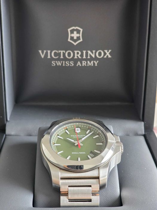 Victorinox I.N.O.X. 241725.1 - zielona tarcza
