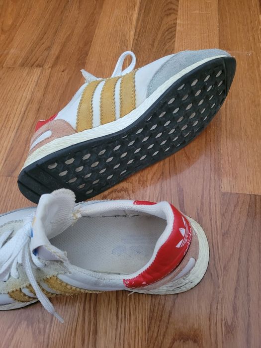 Ténis Adidas modelo INIKI