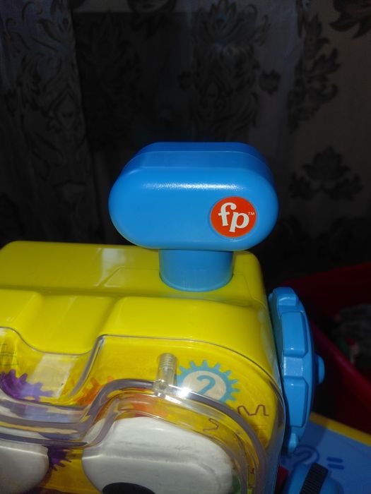 Робот Fisher Price.