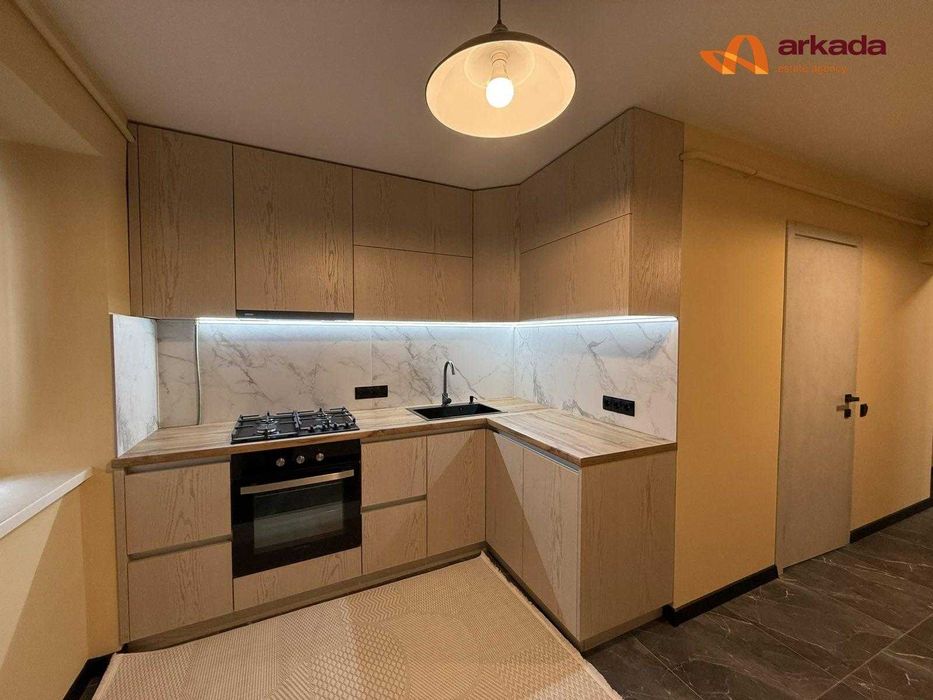 Продаю двокімнатну квартиру з терасою в центрі Богородчан.