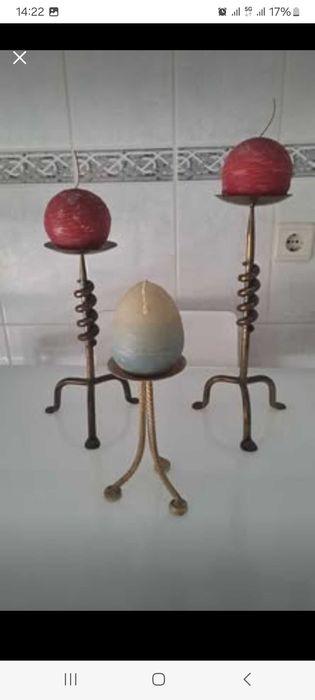 Castiçais com velas decorativas