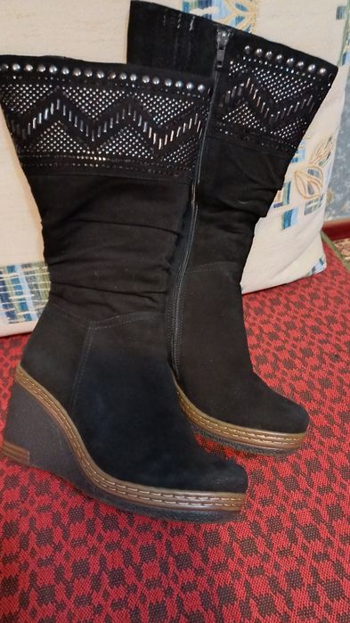 Сапоги женские замшевые.