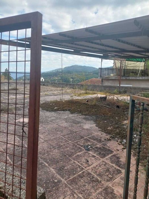 Moradia t4 interior para recuperar- toda em pedra 2 gar.,negociável