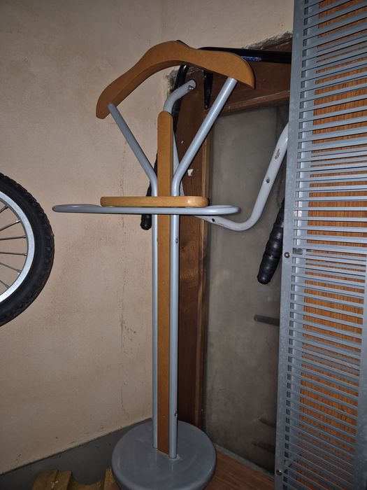 Vendo cabide de madeira e metal