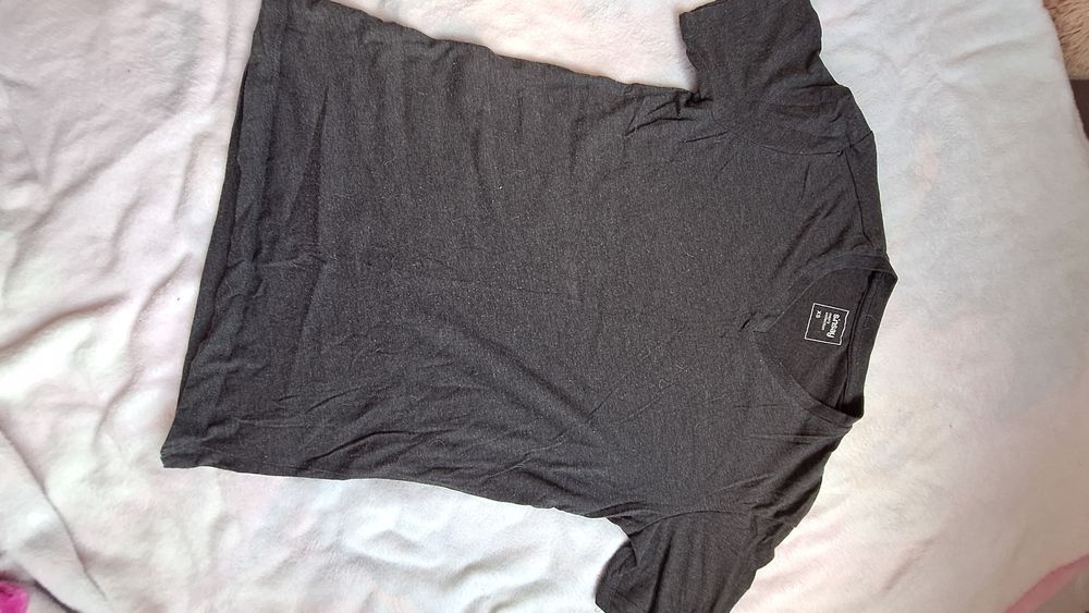 Szary t-shirt firmy Sinsay