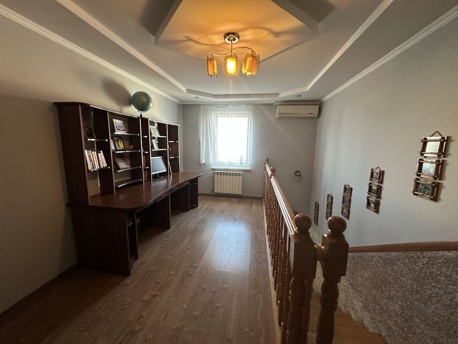 Продається будинок з банею та басейном