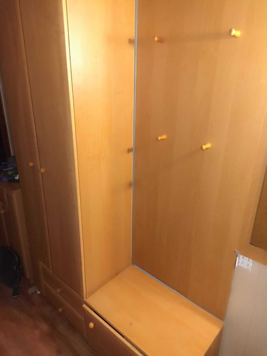 Прихожая мебель с шкафом, вешалкой, тумбой и зеркалом